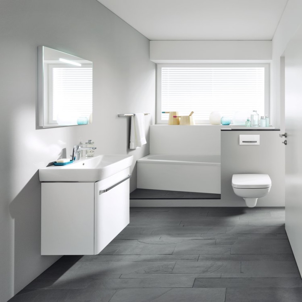 Geberit Renova badeværelse med håndvaske, spejle, badeværelsesmøbler og badekar
